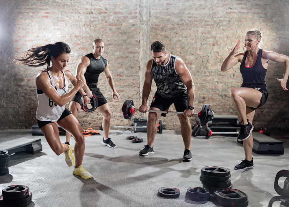Hiit-vs-cardio grupo de personas practicando HIIT