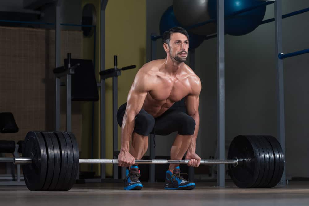 hombre levantando peso muerto entrenando