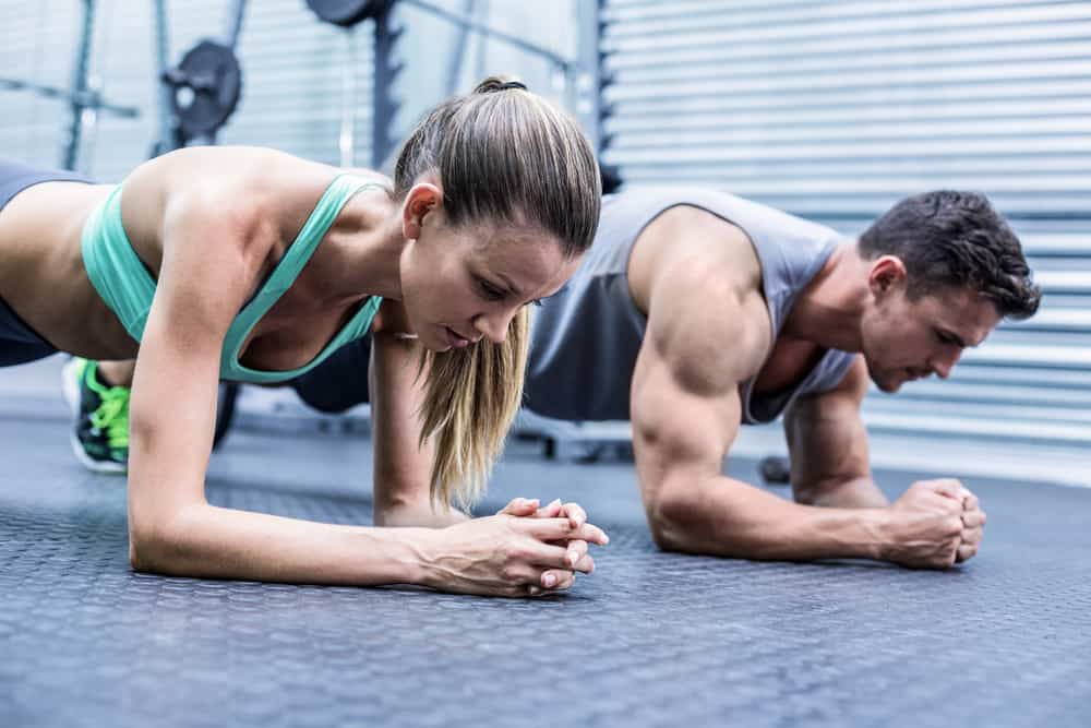 plank-tabla-gimnasio hombre y mujer haciendo plank para abdominales