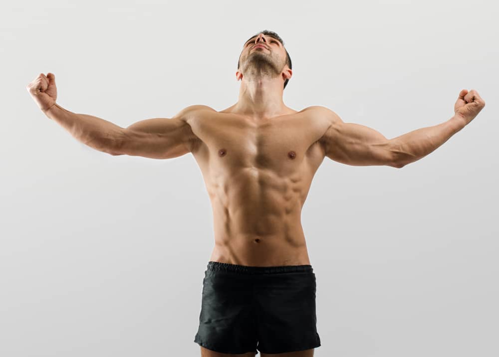 Hombre buscando ganar masa muscular con batidos de proteínas
