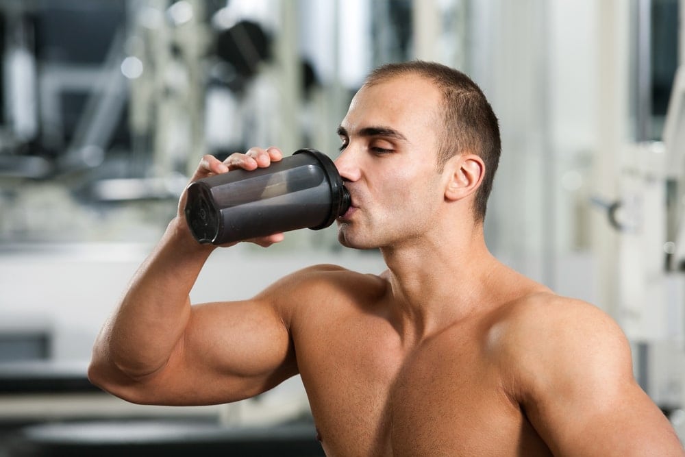 utilizar-suplementos-antes-del-entrenamiento Hombre ingiriendo el mejor pre entreno