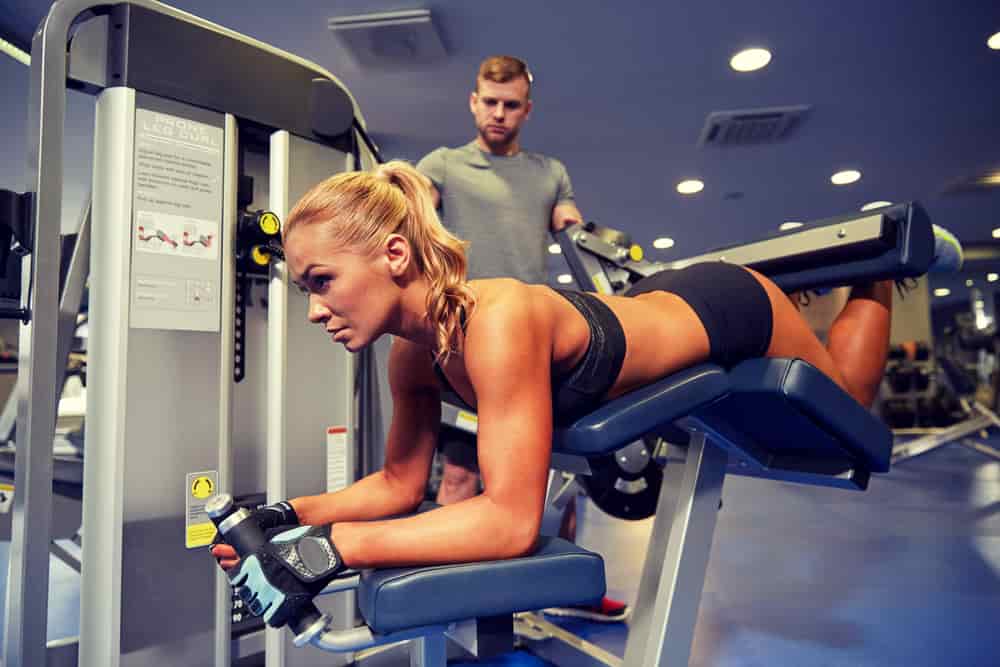 curl-femoral-tumbado Mujer realizando curl femoral tumbado